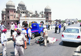 Policemen investigating the accident site.