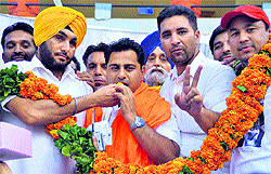 Harpal Juneja, the victorious candidate from Ward No 31, is given a warm welcome by his supporters