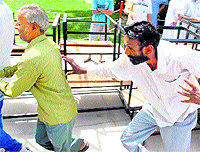 Congress activists thrashed at a polling station of Ward No 29