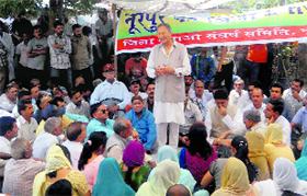 Himachal Pradesh Ex-Servicemen League president Vijay Singh Mankotia addresses protesters sitting on a chain fast taken up by Nurpur Sangharsh Samiti in Nurpur on Sunday.