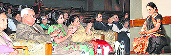 Governor NN Vohra applauds a performance by Bharatnatyam dancer Rama Vaidyanathan in Srinagar. 