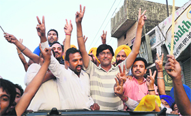 SAD leader Harish Rai Dhanda takes out a victory procession in Ludhiana. Later, he learnt that he had lost to the Cong candidate by 300 votes.
