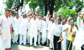 Bharatiya Kisan Union (Ambavat faction) members raise slogans of peasant unity at Alaknanda ghat in Haridwar on Monday