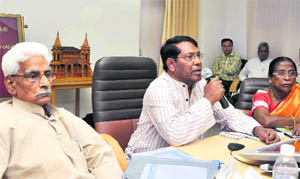 Rameshwar Oraon, Chairman of the National Commission for Schedule Tribes,  addresses mediapersons in Dehradun on Monday. 