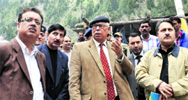 Governor NN Vohra inspects clearance work at Chandanwari near Pahalgam.