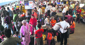 A huge rush of passengers at Jammu railway station. 