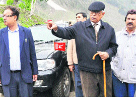Governor NN Vohra reviews track clearance work along the Baltal route on Wednesday. 
