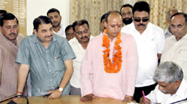 Vimal Uniyal, Congress candidate for the Dehradun Municipal Corporation bypolls, filing his nomination papers on Thursday.