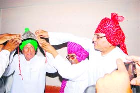 Thakur Attar Lal (right) presents a crown to INLD Chief Om Prakash Chautala in Dhanonda
