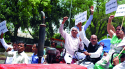 BJP leader Vijay Goel, along with party activists, protests against water shortage outside the CMs residence in New Delhi on Friday.