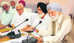 MCPI general secretary Jagjit Singh Lyallpuri addresses mediapersons in Chandigarh on Friday.