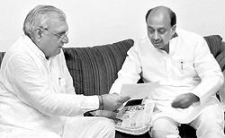 BJP leader Vijay Goel meets Chief Minister Bhupinder Singh Hooda regarding the ongoing water crisis in New Delhi on Saturday