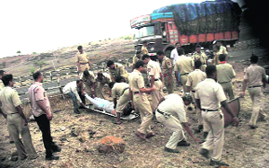 The police rush injured persons to hospital. 