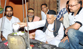 Former state Chief Minister Bhagat Singh Koshiyari performs religious rituals at a temple at Kankhal in Haridwar on Sunday.