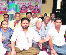 Pro-dam supporters under the banner of the Uttarakhand Kranti Manch stage an agitation in Haridwar on Monday. 