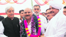 PDP patron Mufti Mohammad Sayeed welcomes BSP general secretary Surinder Choudhary into the party fold in Jammu on Monday.