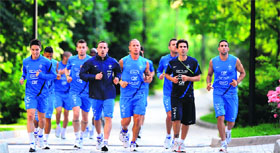 Frances Samir Nasri (L) and Frank Ribery (R) during a training session at the centre in Kircha on Monday.