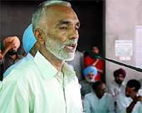 A progressive farmer Jagtar Singh Brar speaking before the standing parliamentary committee on agriculture at Mehma Sarja village in Bathinda district on Tuesday