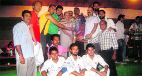 Yudvir Chand Katoch, associate of Netaji Subhas Chander Bose, presents the Night Cricket Carnival Cup to the Dehra Sports Club.