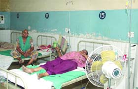 In the absence of adequate fans at the Civil Hospital, patients are left with no option but to bring their own table fans for getting relief from the heatwave in Jalandhar