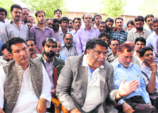 Joint Consultative Committee leader Khurshid Alam addresses mediapersons in Srinagar. 
