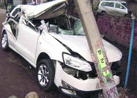 A damaged car that collided with a pole due to the sudden appearance of a truck on the Pohir-Ahmedgarh road