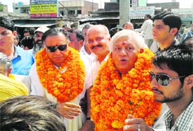 Congress MLA GS Bali (left) and HPCC spokesperson OP Rattan being welcomed by Congress workers in Una on Wednesday