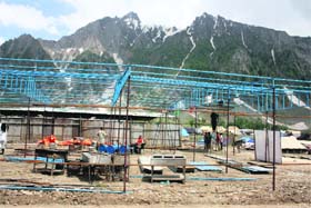 A make-shift community kitchen being set up at the Baltal base camp