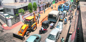 Vehicles stuck in a traffic jam on the Janipur road on Wednesday due to the digging work.
