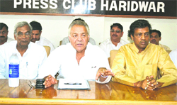 Aslam Khan, Uttarakhand in charge of the Samajwadi Party, along with Uttarakhand party chief Vinod Barthwal addresses mediapersons in Haridwar on Thursday. Tribune photo: Rameshwar Gaur
