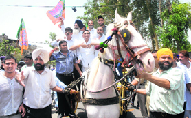 Manoranjan Kalia and his supporters come on a horse cart to the DAC to court their arrest during the Jail Bharo Aandolan.