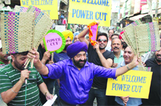 Comedian Jaspal Bhatti waves fans during his satirical performance on power cuts at the Rainak Bazaar in Jalandhar on Saturday.