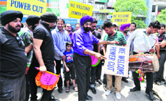 Jaspal Bhatti during the promotion of his movie Powercut at Feroze Gandhi Market in Ludhiana on Saturday. 