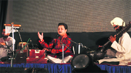 A singer recits poems by Surjit Patar at a function organised by the Ludhiana Sanskritik Samagam to honour Surjit Patar at Guru Nanak Bhawan on Friday evening.