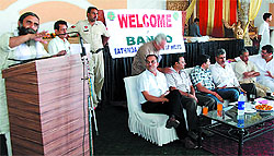 Umendra Dutt of Kheti Virasat Mission makes a point at the meeting