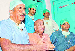 Dr Praveen Bhatia of Sir Ganga Ram Hospital, Delhi, and Swami Nitya Shuddhanand of Rama Krishan Mission Hospital in Haridwar on Sunday