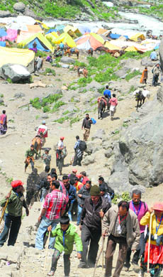 Yatris take the traditional Chandanwari route to the holy cave shrine. 