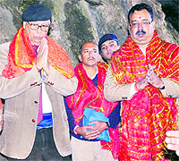 Governor NN Vohra offers prayers at the Amarnath cave shrine on Monday