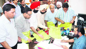 Members of the Indian Medical Association submit a memorandum to ADC Parneet Bhardwaj in Jalandhar on Monday.