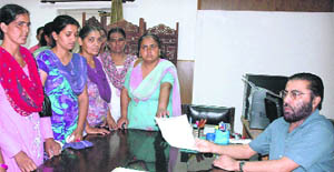Members of the Istri Jagriti Manch submit a memorandum to ADC Parneet Bhardwaj in Jalandhar on Monday. 