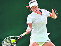 Chinas Li Na makes a forehand return to Kazakhstan's Ksenia Pervak on Thursday. Li won 6-3, 6-1