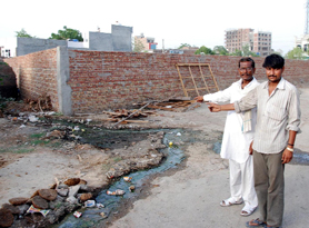 Residents of the Prajapat Colony show the plot that they say will block the Bathinda-Goniana road plan. 
