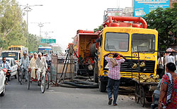 A Municipal Corporation vehicle engaged in cleaning the sewer outside the bus stand has added to the traffic chaos on the road