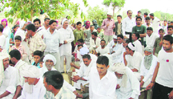 Unwavering villagers camping in their fields at Gorakhpur in Fatehabad on Wednesday. A Tribune photograph 