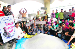 Farmers sit on a dharna in Dharamsala on Wednesday. Photo: Kamaljeet