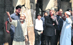 Union Minister for Health and Family Welfare Ghulam Nabi Azad inspects the Dastageer Sahab shrine in Srinagar on Wednesday. Photo: Amin War