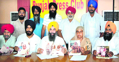 Karnail Singh Peermohammad, president, All-India Sikh Students Federation along with riot victims during a press conference in Jalandhar on Wednesday. 