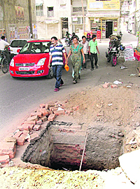 An open ditch under the Lakkad Bridge flyover.
