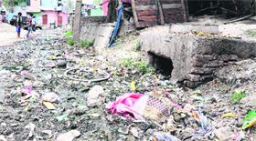 A choked sewer at Bapu Dham Colony.