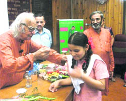 Prof Yashpal demonstrates a scientific experiment in Mussoorie on Thursday